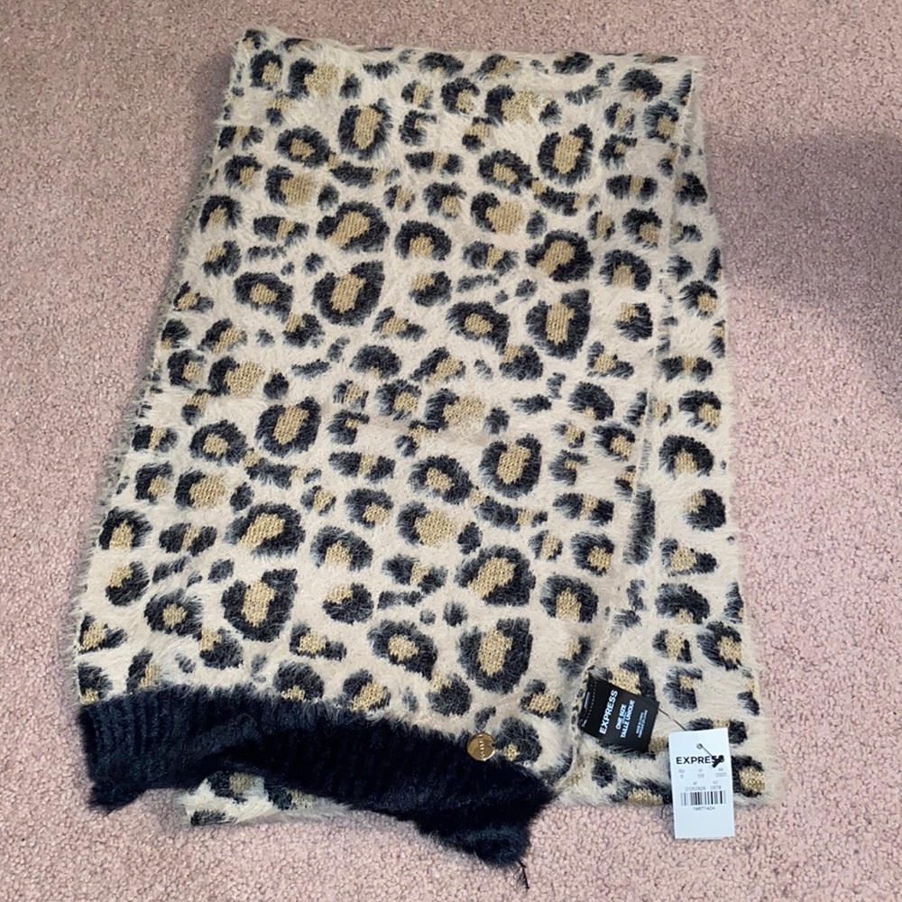 EXPRESS super soft cheetah print scarf